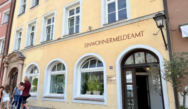 Einwohnermeldeamt gelbes Gebäude Stadtplatz Burghausen Foto köx