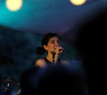 Sängerin vor dunklem Hintergrund bei Jazz Konzert © Burghauser Touristik GmbH