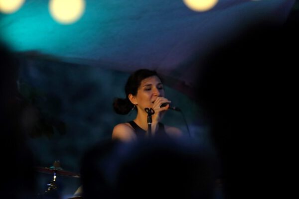 Sängerin vor dunklem Hintergrund bei Jazz-Konzert © Burghauser Touristik GmbH