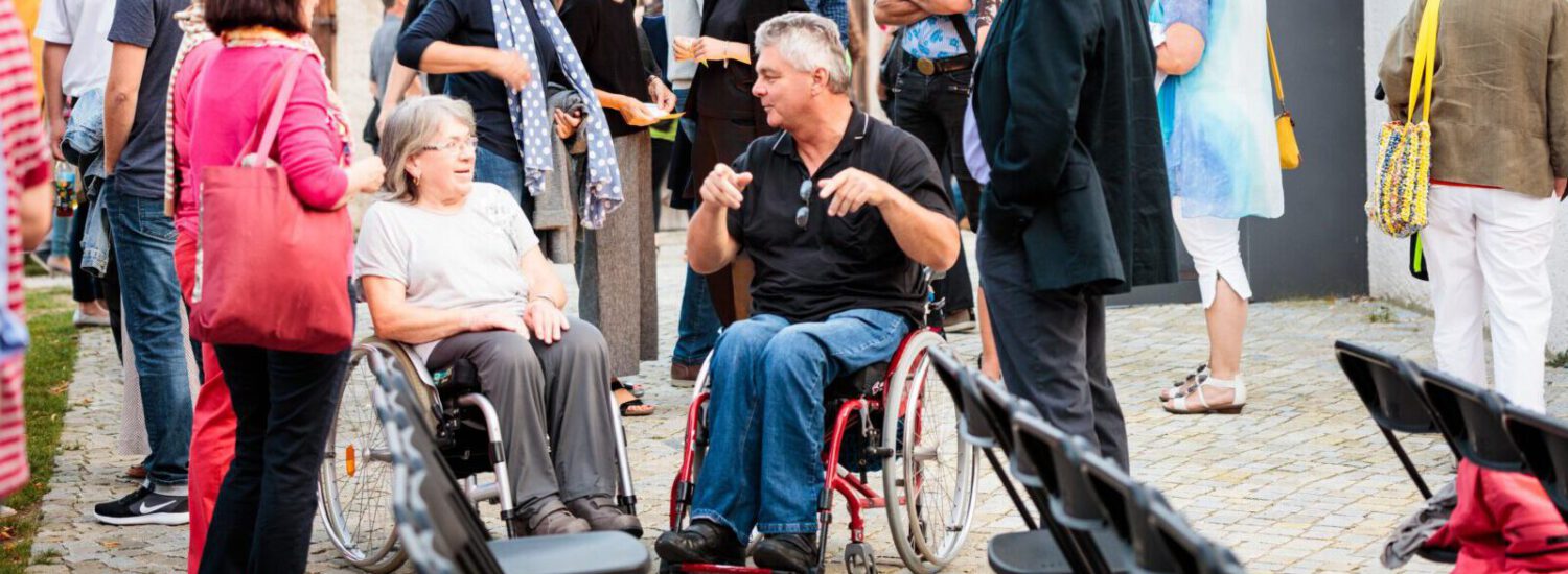 Menschen im Rollstuhl bei einem Konzert in Raitenhaslach © Robert Banfic