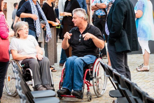 Menschen im Rollstuhl bei einem Konzert in Raitenhaslach © Robert Banfic
