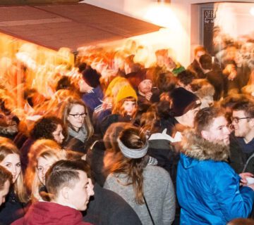 Menschenmenge vor dem Freizeitheim © Stadt Burghausen