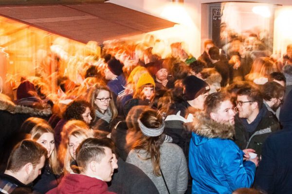 Menschenmenge vor dem Freizeitheim © Alexandra Königseder Menschenmenge vor dem Freizeitheim © Stadt Burghausen