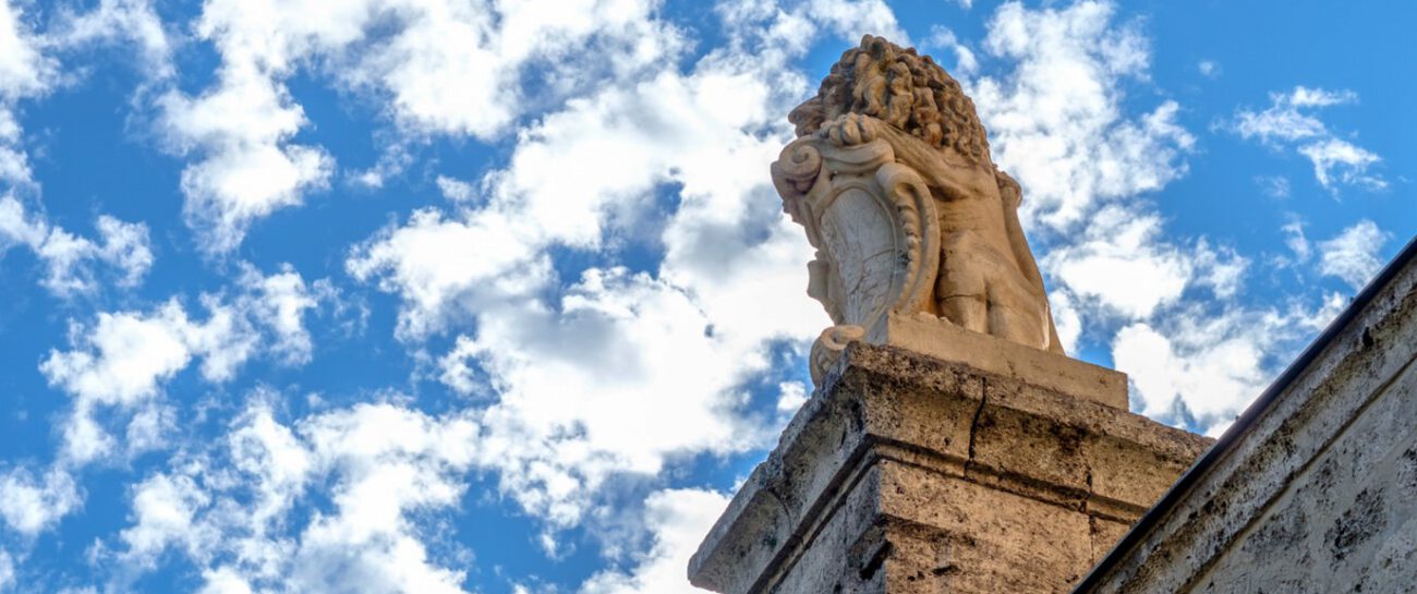Löwenstatue vor blau-weißem Himmel © Hans Mitterer