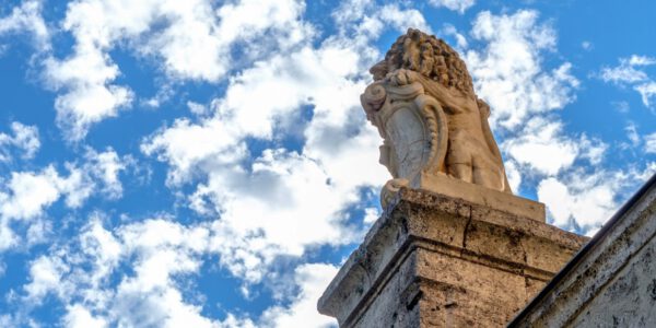 Löwenstatue vor blau-weißem Himmel © Hans Mitterer