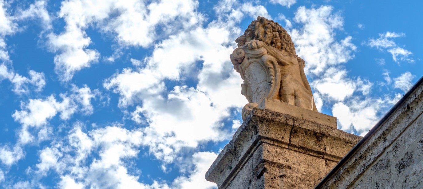 Löwenstatue vor blau-weißem Himmel © Hans Mitterer