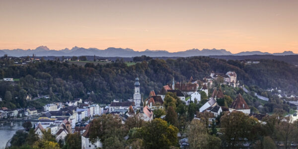 Luftbildaufnahme Altstadt und Burg mit Bergpanorama © Hans Mitterer