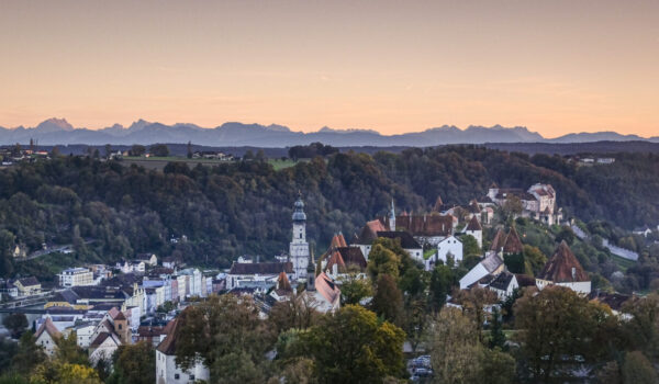 Luftbildaufnahme Altstadt und Burg mit Bergpanorama © Hans Mitterer