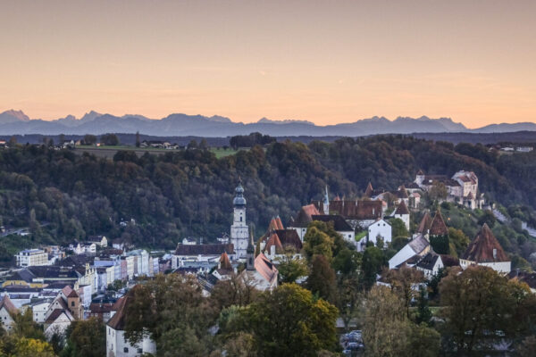Luftbildaufnahme Altstadt und Burg mit Bergpanorama © Hans Mitterer