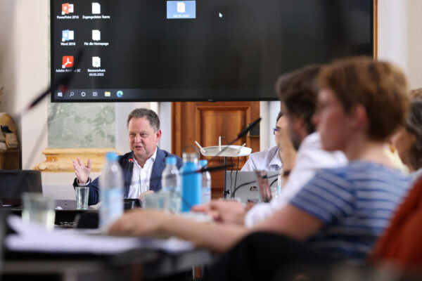 Der Bürgermeister bei einer Stadtratssitzung © Gerhard Nixdorf