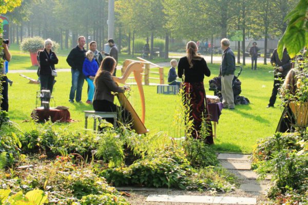Musikerinnen im Patengarten © Stadt Burghausen
