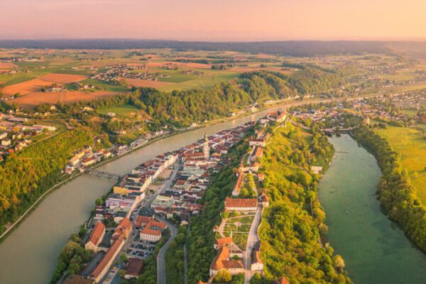 Panorama von Altstadt und Burg mit Österreich © Hans Mitterer