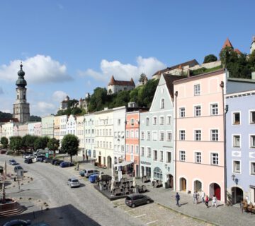 Altstadt Stadtplatz mit Burg Süd Nord