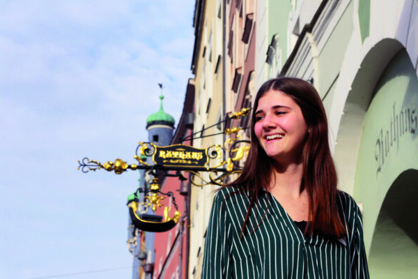 Azubine vor dem Rathaus © Stadt Burghausen Azubine vor dem Rathaus © Stadt Burghausen