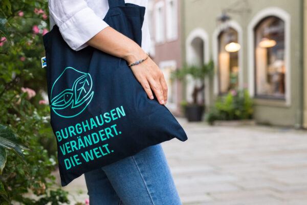 Stoffbeutel "Burghausen verändert. Die Welt" © Hannah Soldner Stoffbeutel "Burghausen verändert. Die Welt" © Hannah Soldner