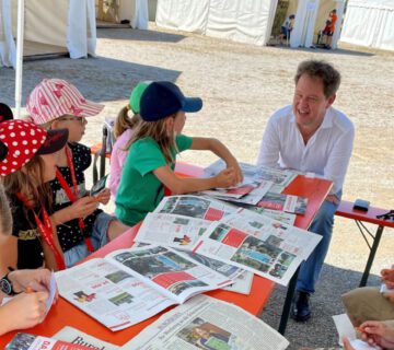 Bürgermeister Florian Schneider beim Besuch im Feriencamp © Alexandra Königseder