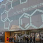 Gebäude Frontansicht Campus Burghausen © Stadt Burghausen