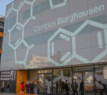 Gebäude Frontansicht Campus Burghausen © Stadt Burghausen