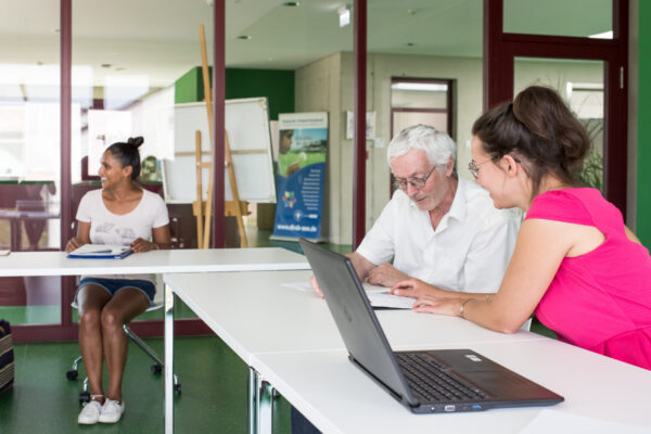 Personen im Gespräch im Co-Working-Space © Hannah Soldner