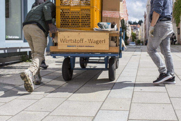 Mitarbeiter der Diakonie bei der Arbeit in den Grüben © Hannah Soldner Mitarbeiter der Diakonie bei der Arbeit in den Grüben © Hannah Soldner