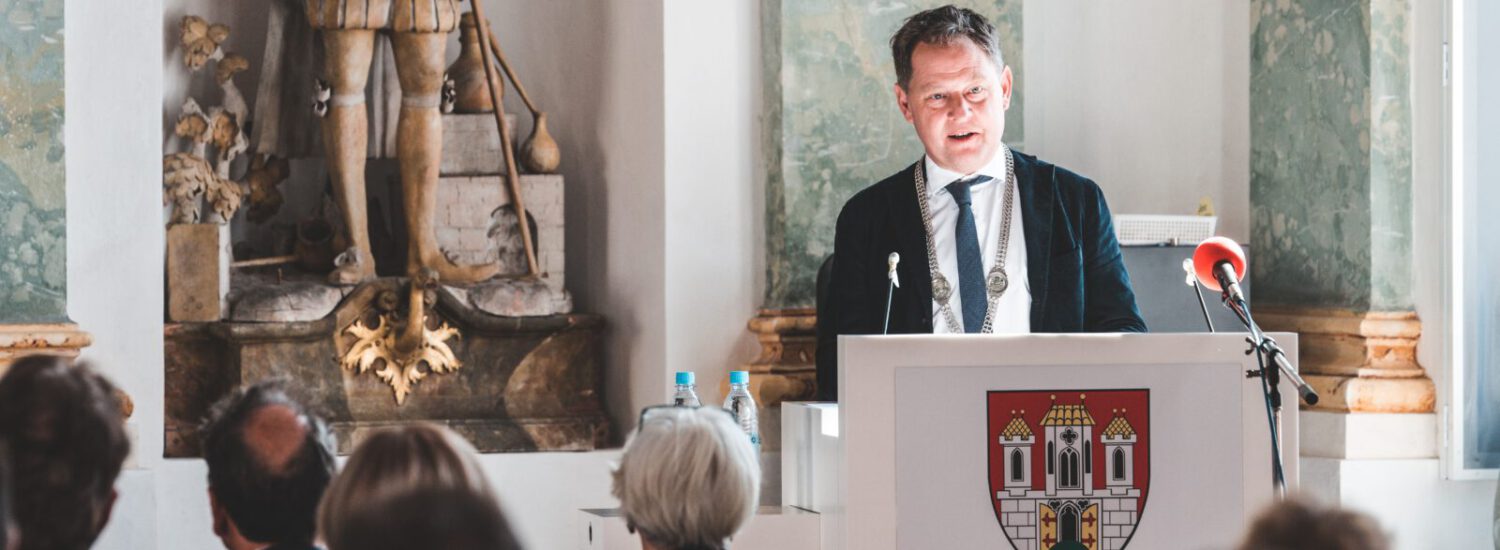 Erster Bürgermeister Florian Schneider bei einer Rede © Stadt Burghausen