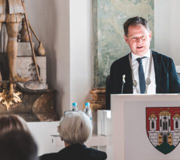 Erster Bürgermeister Florian Schneider bei einer Rede © Stadt Burghausen