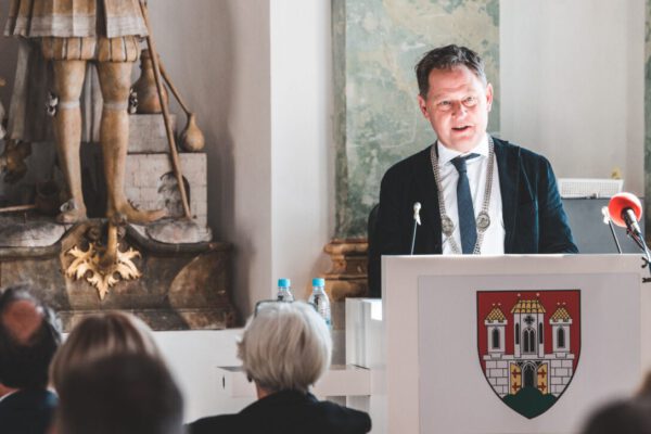 Erster Bürgermeister Florian Schneider bei einer Rede © Stadt Burghausen