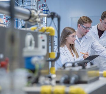 Studierende im Labor © Stadt Burghausen