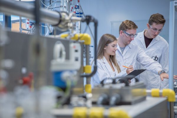 Studierende im Labor © Stadt Burghausen