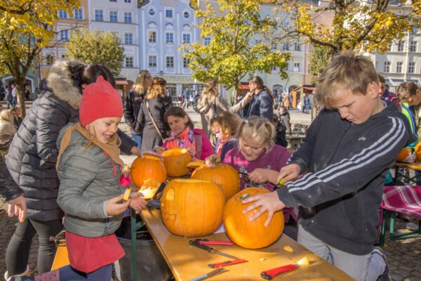 Kinder beim Kürbisschnitzen auf dem Gallimarkt Burghausen © Stadt Burghausen