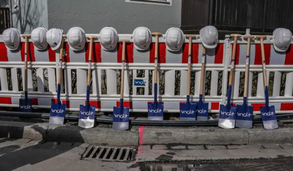 Spaten, Baustellenhelme und Baustellenabsperrung © Alexandra Königseder