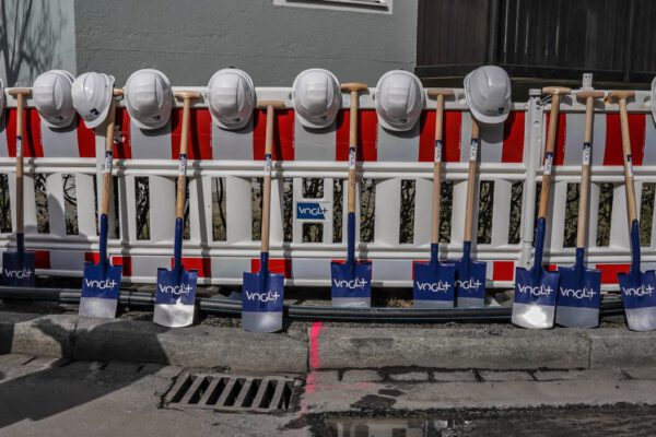 Spaten, Baustellenhelme und Baustellenabsperrung © Alexandra Königseder Spaten, Baustellenhelme und Baustellenabsperrung © Alexandra Königseder