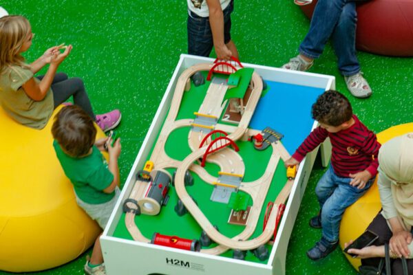 Spielende Kinder am Tag der offenen Tür im Haus der Familie © Alexandra Königseder Spielende Kinder am Tag der offenen Tür im Haus der Familie © Alexandra Königseder