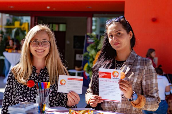 Zwei Mitglieder des Integrationsbeirats vor dem Haus der Familie © Stadt Burghausen