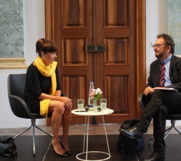 dr. Zimmer y el Dr. Prantl conversando en el Salón Rojo © Stadt Burghausen