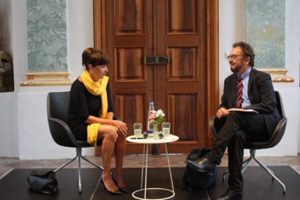 Dr. Zimmer und Dr. Prantl im Gespräch im Roten Salon © Stadt Burghausen