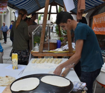 Essensstand des Asylhelferkreises bei Straßenfest in den Grüben © Stadt Burghausen