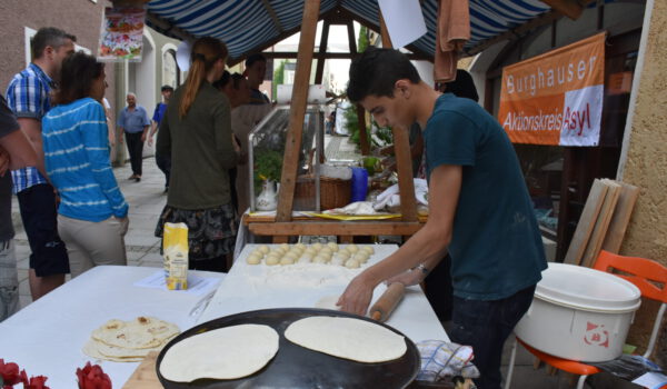 Essensstand des Asylhelferkreises bei Straßenfest in den Grüben © Stadt Burghausen