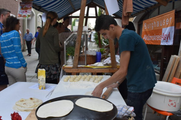 Essensstand des Asylhelferkreises bei Straßenfest in den Grüben © Stadt Burghausen