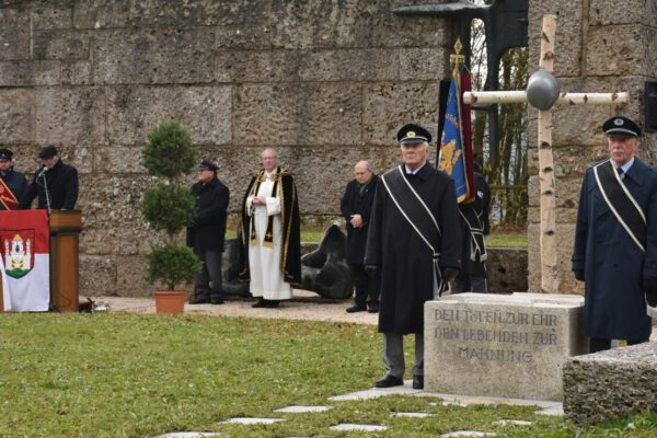 Gedenkveranstaltung am Mahnmal auf der Napoleonshöhe © Stadt Burghausen