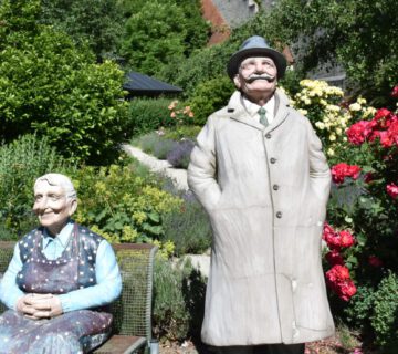 Statuen von einem älteren Paar in einem Park in Burghausen © Stadt Burghausen