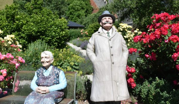 Statuen von einem älteren Paar in einem Park in Burghausen © Stadt Burghausen