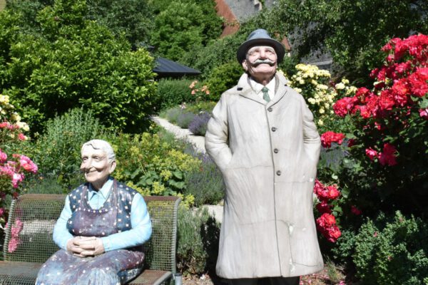 Statuen von einem älteren Paar in einem Park in Burghausen © Stadt Burghausen