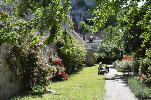 Seniorenpaar auf Bank in einem Park in Burghausen © Stadt Burghausen