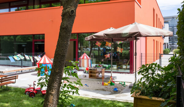 Colorful mini-daycare center in the family home © Hannah Soldner