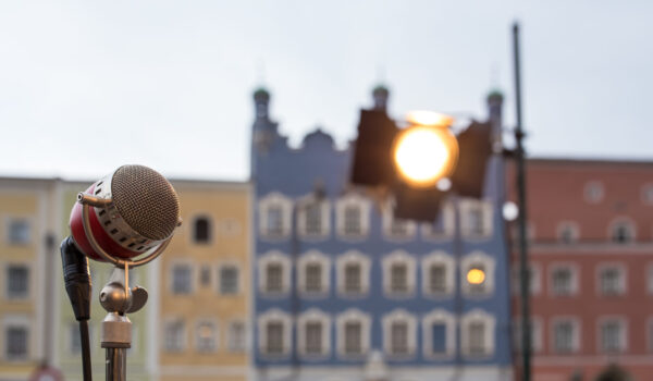 Microphone and spotlight on the town square at the concert of the band Soul Sofa© Hannah Soldner