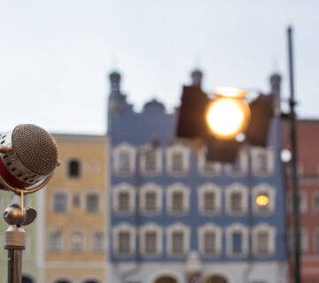 Mikrophon und Scheinwerfer am Stadtplatz beim Konzert der Band Soul Sofa© Hannah Soldner