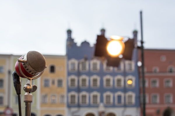Mikrophon und Scheinwerfer am Stadtplatz beim Konzert der Band Soul Sofa© Hannah Soldner