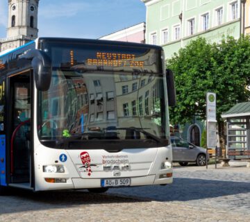 City-Bus am Stadtplatz © Stadt Burghausen