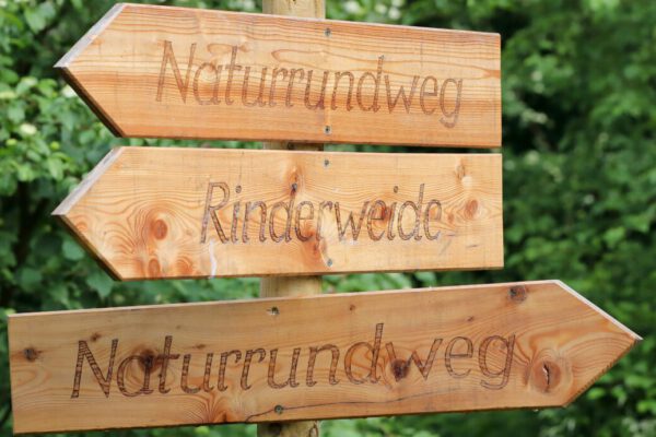 Wegweiser bei Raitenhaslach © Burghauser Touristik GmbH